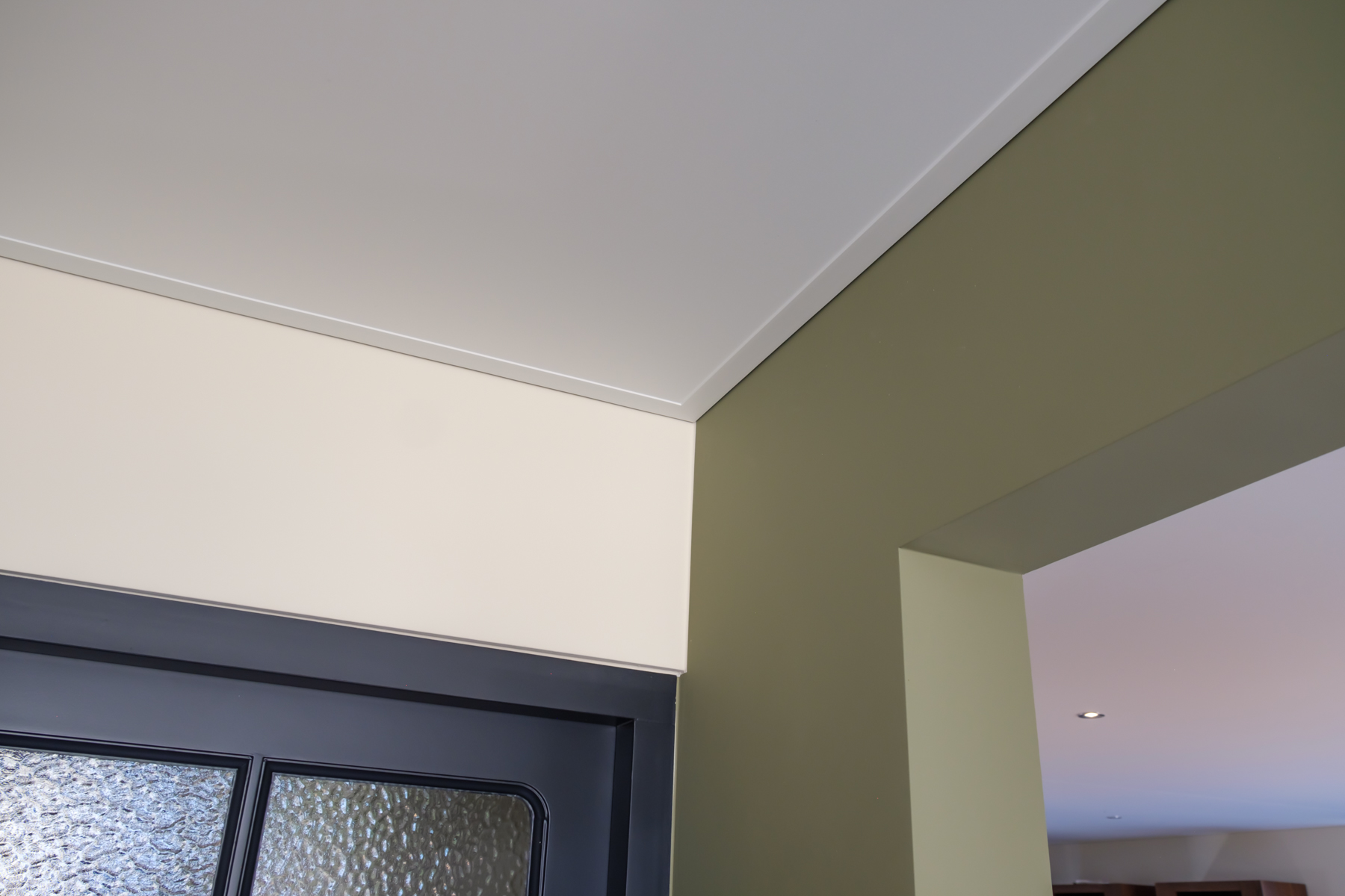 Keuken met afgewerkte gestucte muren en plafond.