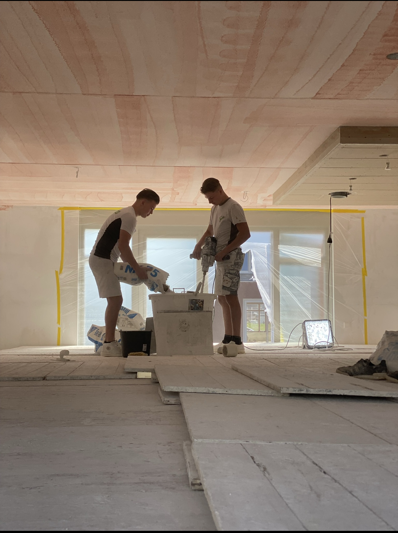 Stukadoor die ruimte voorbereid voor stucwerk
