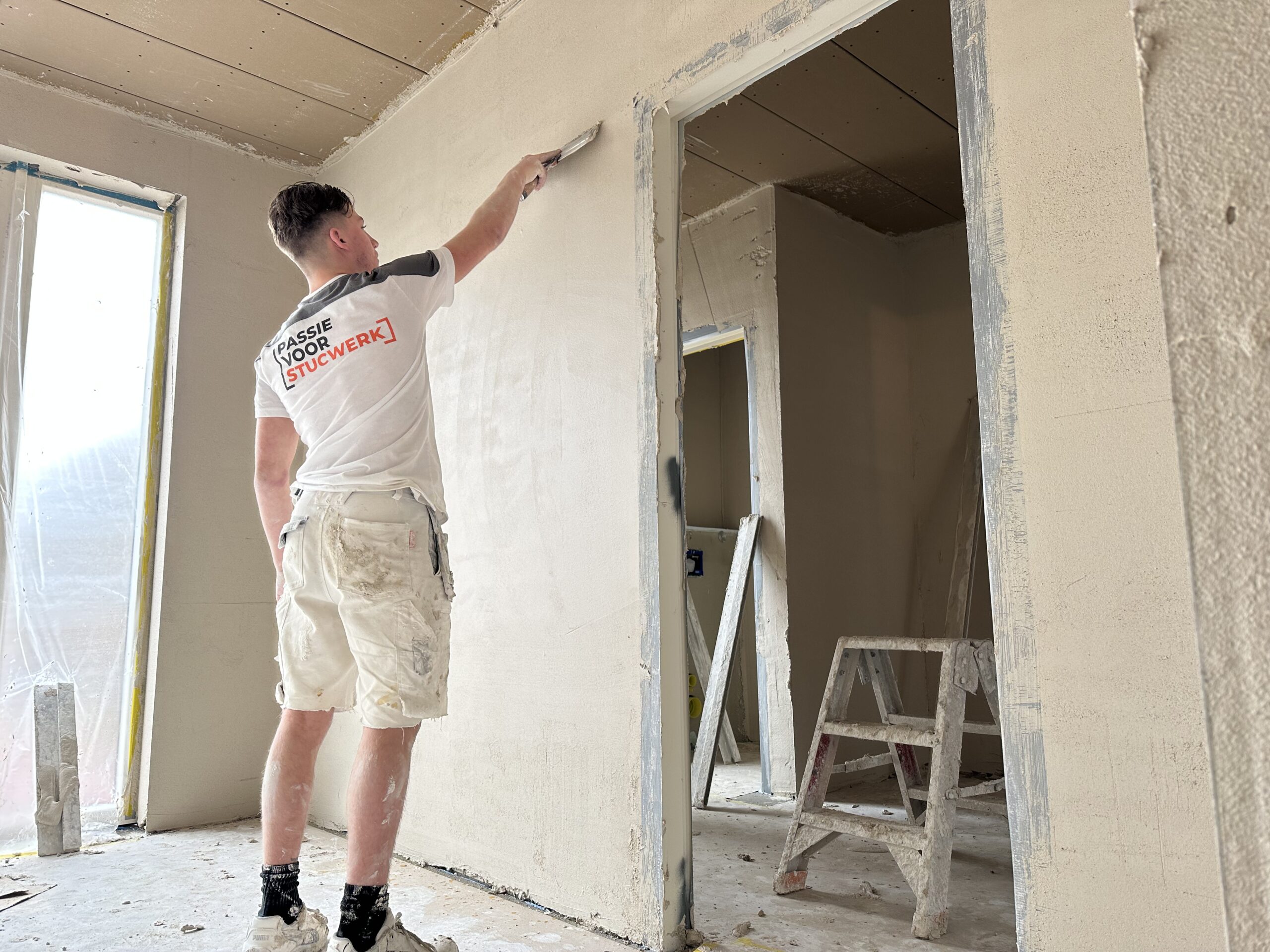 Stukadoor van Passie voor Stucwerk die een muur bewerkt met stucwerk.