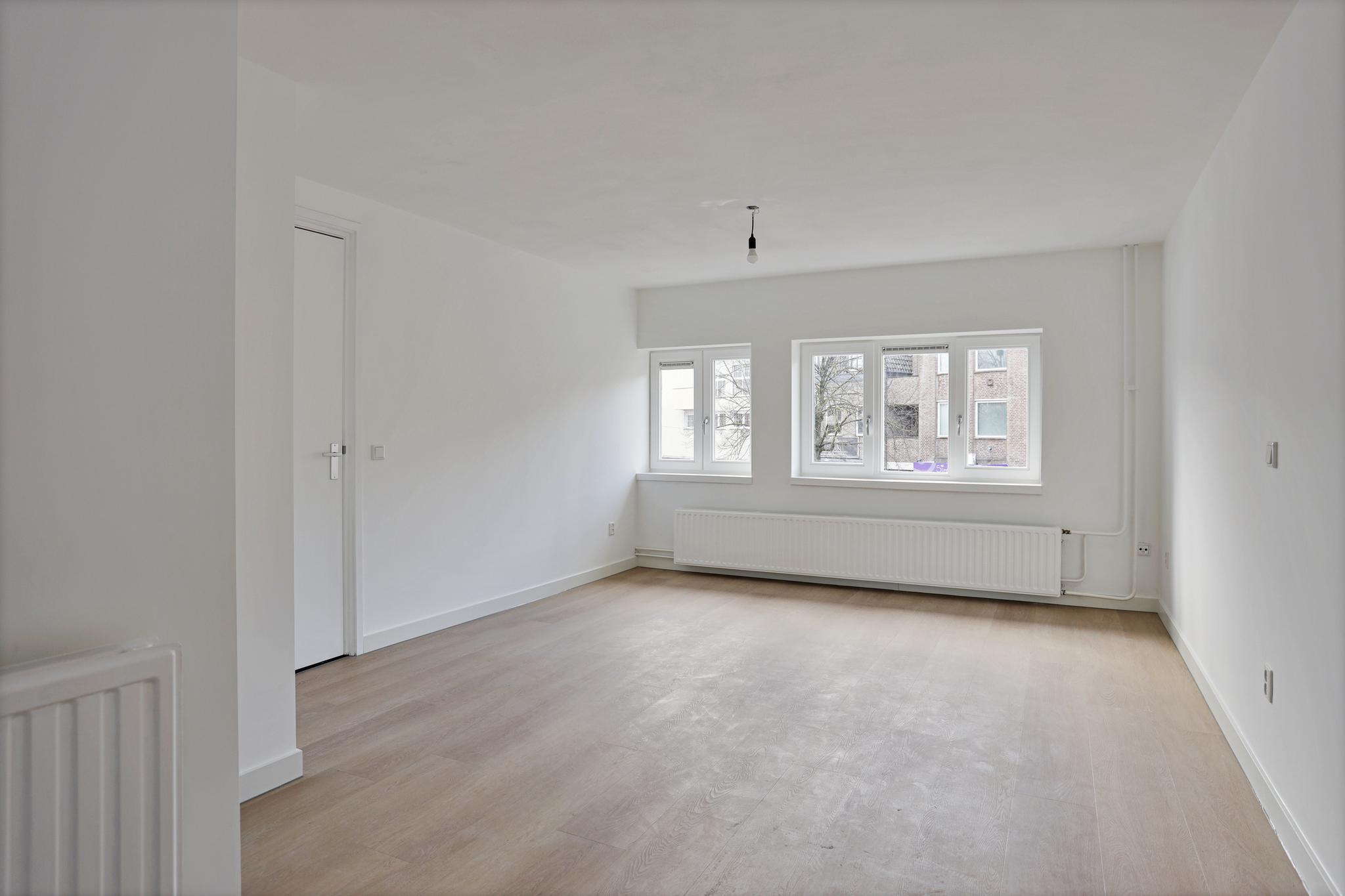 PVC vloer gelegd in een kamer met witte muren.